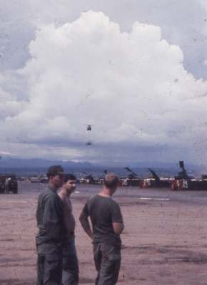 CH-47 slinging a Huey